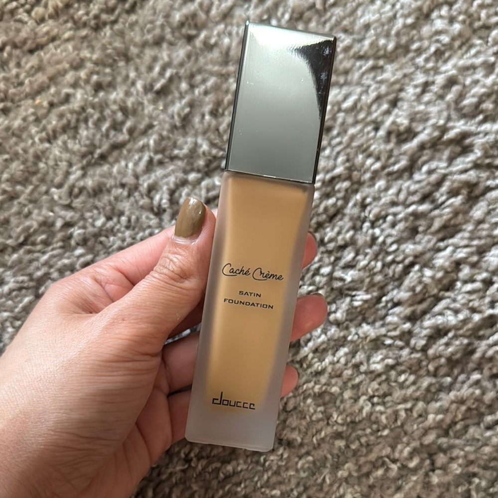 Doucce Cache Crème Satin Foundation - Cream (new but w/out box).